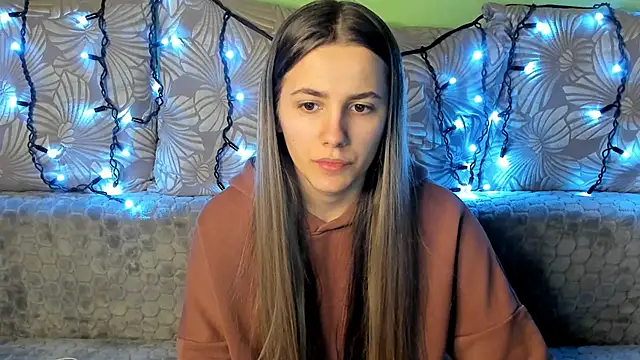 Snapshot of MaggieCake chatting on 12-27-24, 01:00 MaggieCake online show from 12-27-24, 01:00