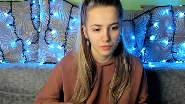 Snapshot of MaggieCake chatting on 01-05-25, 06:02 MaggieCake online show from 01-05-25, 06:02