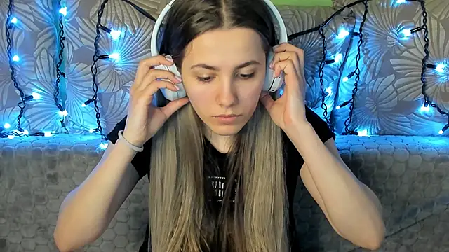 Snapshot of MaggieCake chatting on 02-24-25, 08:27 MaggieCake online show from 02-24-25, 08:27