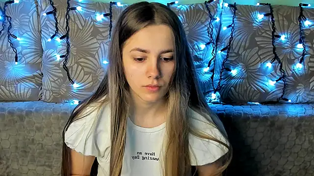 Snapshot of MaggieCake chatting on 03-04-25, 03:44 MaggieCake online show from 03-04-25, 03:44