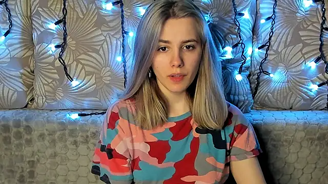 Snapshot of MaggieCake chatting on 03-08-25, 04:12 MaggieCake online show from 03-08-25, 04:12