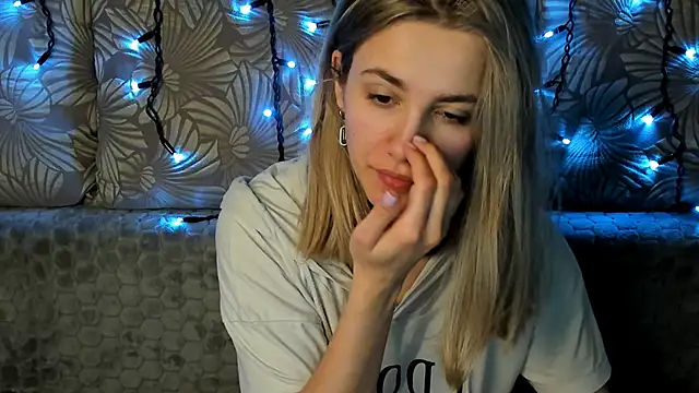 Snapshot of MaggieCake chatting on 03-09-25, 05:22 MaggieCake online show from 03-09-25, 05:22