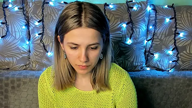 Snapshot of MaggieCake chatting on 03-16-25, 01:49 MaggieCake online show from 03-16-25, 01:49