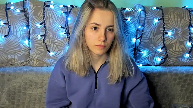 Snapshot of MaggieCake chatting on 03-18-25, 01:32 MaggieCake online show from 03-18-25, 01:32