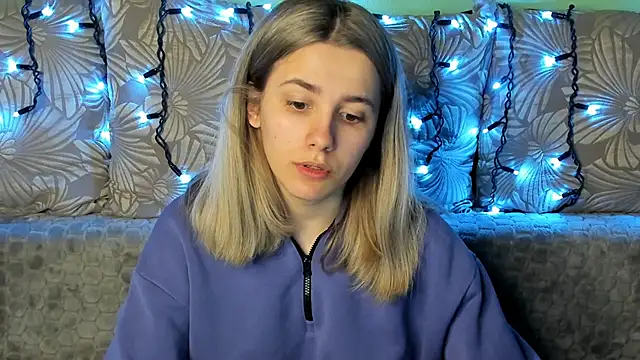 Snapshot of MaggieCake chatting on 03-18-25, 04:37 MaggieCake online show from 03-18-25, 04:37