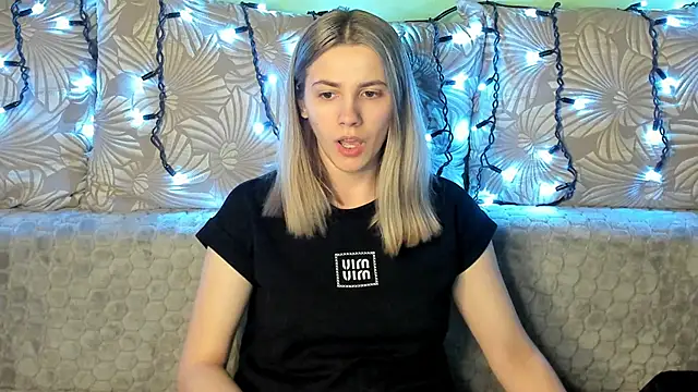 Snapshot of MaggieCake chatting on 03-22-25, 01:54 MaggieCake online show from 03-22-25, 01:54