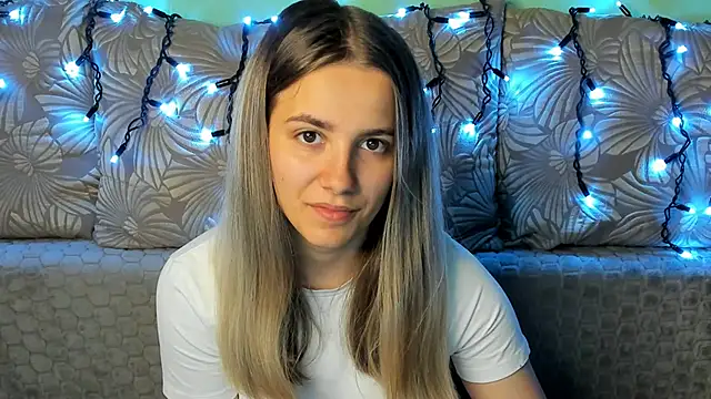 Snapshot of MaggieCake chatting on 10-14-25, 12:33 MaggieCake online show from 10-14-25, 12:33