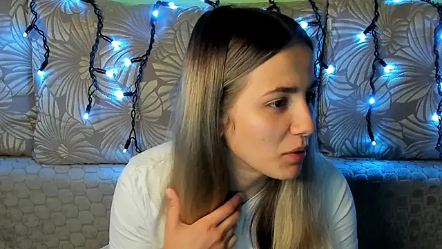 Snapshot of MaggieCake chatting on 10-15-25, 12:33 MaggieCake online show from 10-15-25, 12:33