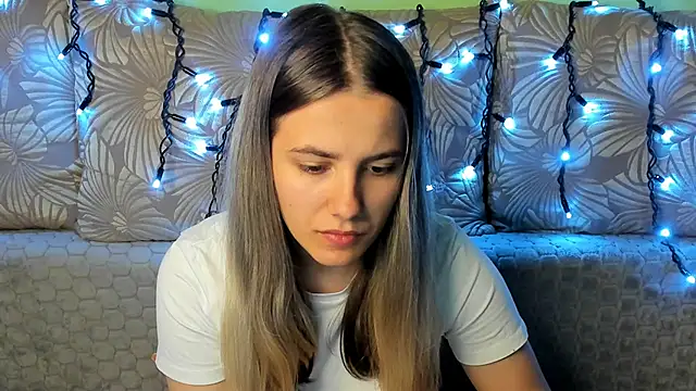 Snapshot of MaggieCake chatting on 10-15-25, 11:49 MaggieCake online show from 10-15-25, 11:49