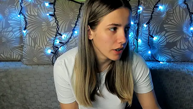 Snapshot of MaggieCake chatting on 10-19-25, 01:28 MaggieCake online show from 10-19-25, 01:28