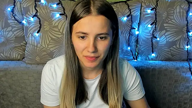 Snapshot of MaggieCake chatting on 10-21-25, 12:00 MaggieCake online show from 10-21-25, 12:00