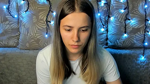 Snapshot of MaggieCake chatting on 10-22-25, 02:45 MaggieCake online show from 10-22-25, 02:45