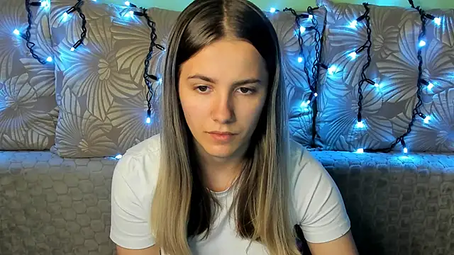 Snapshot of MaggieCake chatting on 10-24-25, 02:19 MaggieCake online show from 10-24-25, 02:19