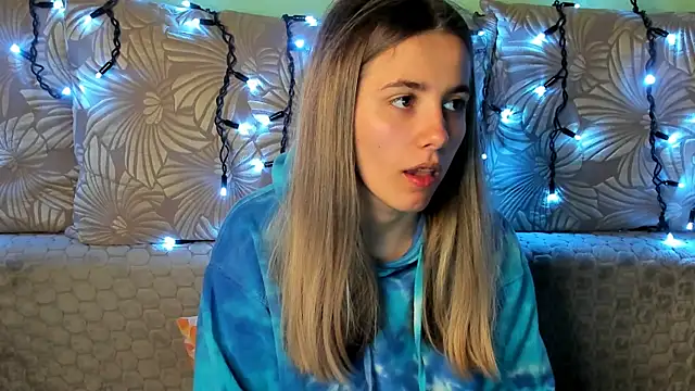 Snapshot of MaggieCake chatting on 10-27-25, 03:10 MaggieCake online show from 10-27-25, 03:10