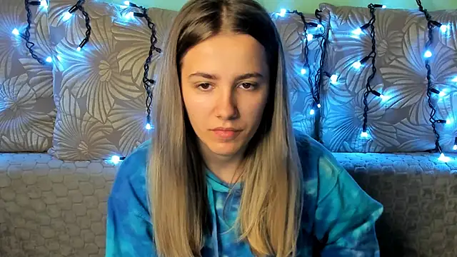 Snapshot of MaggieCake chatting on 10-28-25, 01:53 MaggieCake online show from 10-28-25, 01:53