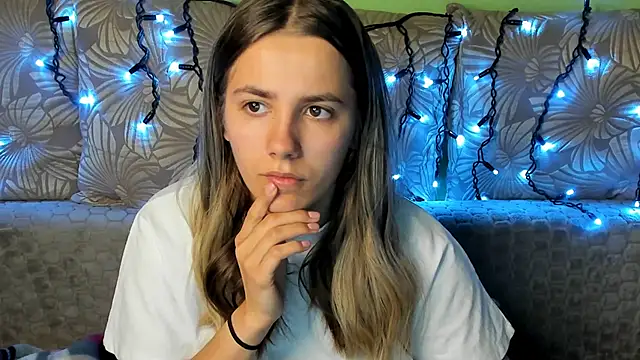 Snapshot of MaggieCake chatting on 11-09-25, 04:33 MaggieCake online show from 11-09-25, 04:33