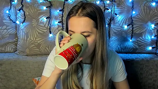 Snapshot of MaggieCake chatting on 12-02-25, 03:12 MaggieCake online show from 12-02-25, 03:12