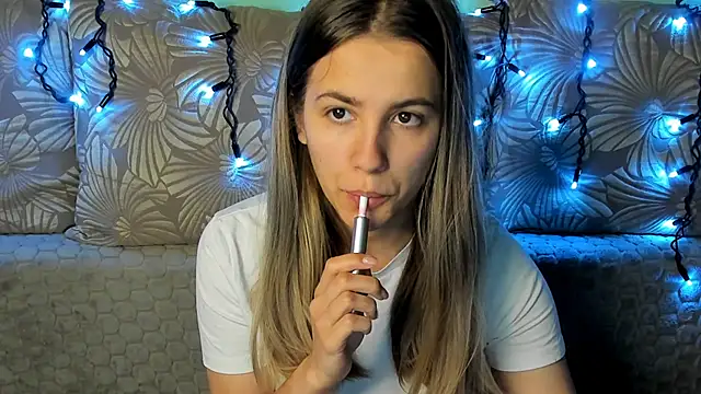 Snapshot of MaggieCake chatting on 12-03-25, 05:26 MaggieCake online show from 12-03-25, 05:26