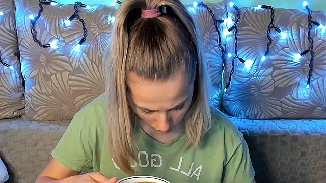 Snapshot of MaggieCake chatting on 12-14-25, 01:22 MaggieCake online show from 12-14-25, 01:22