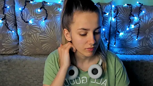 Snapshot of MaggieCake chatting on 12-15-25, 03:11 MaggieCake online show from 12-15-25, 03:11