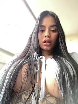 Snapshot of LaraHenao chatting on 01-05-25, 01:26 LaraHenao online show from 01-05-25, 01:26