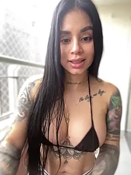 Snapshot of LaraHenao chatting on 01-10-25, 12:58 LaraHenao online show from 01-10-25, 12:58