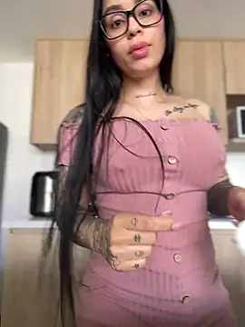 Snapshot of LaraHenao chatting on 01-12-25, 04:29 LaraHenao online show from 01-12-25, 04:29