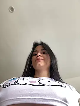 Snapshot of LaraHenao chatting on 01-23-25, 01:02 LaraHenao online show from 01-23-25, 01:02