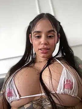 Snapshot of LaraHenao chatting on 02-03-25, 01:08 LaraHenao online show from 02-03-25, 01:08