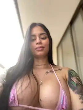 Snapshot of LaraHenao chatting on 02-10-25, 01:22 LaraHenao online show from 02-10-25, 01:22