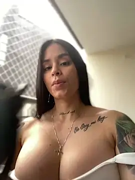 Snapshot of LaraHenao chatting on 02-12-25, 01:06 LaraHenao online show from 02-12-25, 01:06