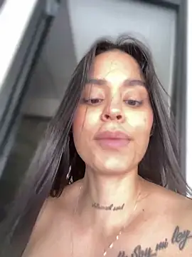 Snapshot of LaraHenao chatting on 02-12-25, 04:11 LaraHenao online show from 02-12-25, 04:11