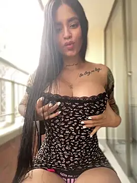 Snapshot of LaraHenao chatting on 02-17-25, 01:21 LaraHenao online show from 02-17-25, 01:21