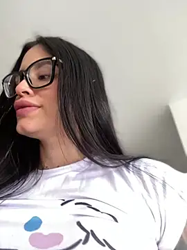 Snapshot of LaraHenao chatting on 03-04-25, 01:06 LaraHenao online show from 03-04-25, 01:06