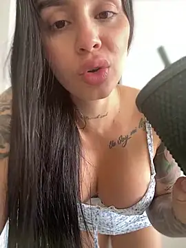 Snapshot of LaraHenao chatting on 03-22-25, 03:20 LaraHenao online show from 03-22-25, 03:20