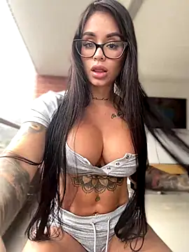 Snapshot of LaraHenao chatting on 11-15-25, 04:25 LaraHenao online show from 11-15-25, 04:25