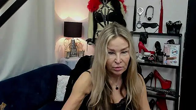 Snapshot of crystaLUX chatting on 12-17-24, 07:29 crystaLUX online show from 12-17-24, 07:29