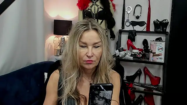 Snapshot of crystaLUX chatting on 12-20-24, 06:40 crystaLUX online show from 12-20-24, 06:40