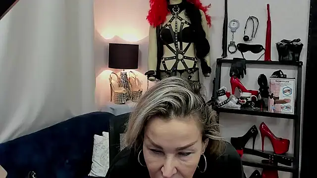 Snapshot of crystaLUX chatting on 01-05-25, 07:38 crystaLUX online show from 01-05-25, 07:38