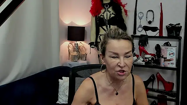 Snapshot of crystaLUX chatting on 01-07-25, 05:33 crystaLUX online show from 01-07-25, 05:33