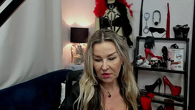 Snapshot of crystaLUX chatting on 01-07-25, 08:56 crystaLUX online show from 01-07-25, 08:56