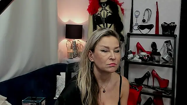 Snapshot of crystaLUX chatting on 01-11-25, 08:43 crystaLUX online show from 01-11-25, 08:43