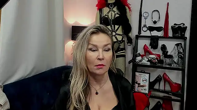 Snapshot of crystaLUX chatting on 01-17-25, 10:11 crystaLUX online show from 01-17-25, 10:11