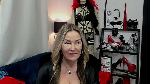 Snapshot of crystaLUX chatting on 01-21-25, 09:03 crystaLUX online show from 01-21-25, 09:03