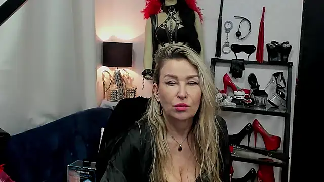 Snapshot of crystaLUX chatting on 02-26-25, 09:10 crystaLUX online show from 02-26-25, 09:10