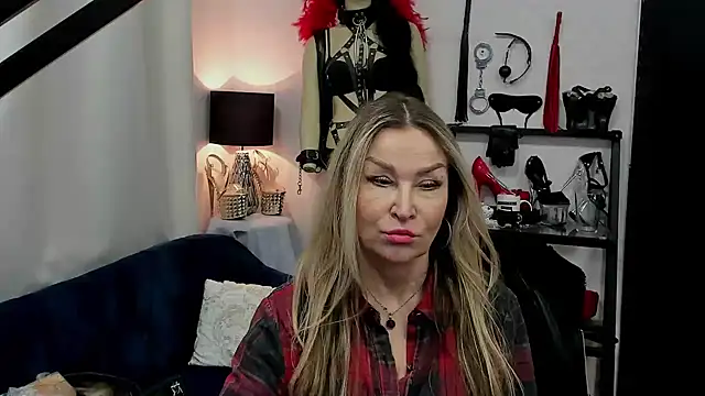 Snapshot of crystaLUX chatting on 03-10-25, 09:53 crystaLUX online show from 03-10-25, 09:53