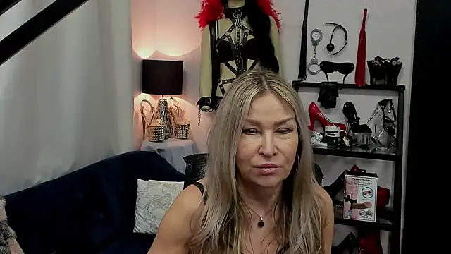 Snapshot of crystaLUX chatting on 03-17-25, 07:02 crystaLUX online show from 03-17-25, 07:02