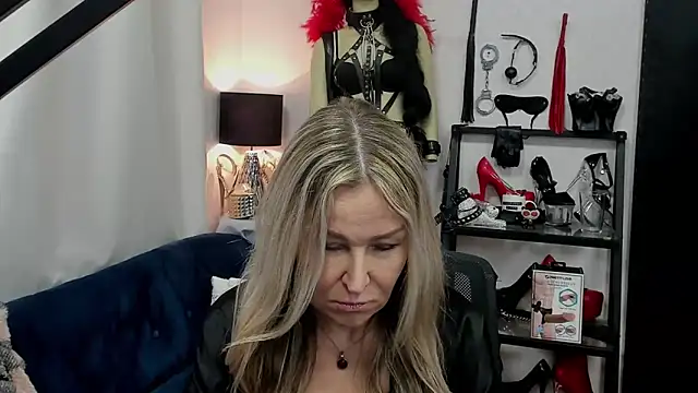 Snapshot of crystaLUX chatting on 03-17-25, 10:06 crystaLUX online show from 03-17-25, 10:06