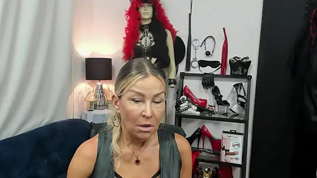 Snapshot of crystaLUX chatting on 09-11-25, 04:23 crystaLUX online show from 09-11-25, 04:23