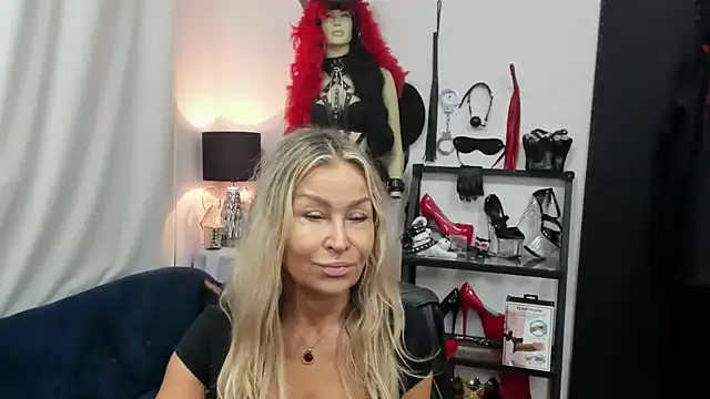 Snapshot of crystaLUX chatting on 09-18-25, 04:25 crystaLUX online show from 09-18-25, 04:25